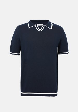 Temno modra polo majica s kratkimi rokavi z belim robom na ovratniku, manšetah rokavov in spodnjem robu.