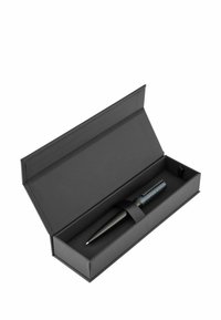 Černé pero v elegantní černé krabičce. Pero má texturovaný modrý úchop a lesklý černý trup se stříbrnou klipem. Elegantní prezentace.