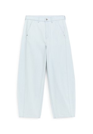 Pantalon bleu clair à taille haute, jambes larges, avec poches avant, passants de ceinture et fermeture à bouton.