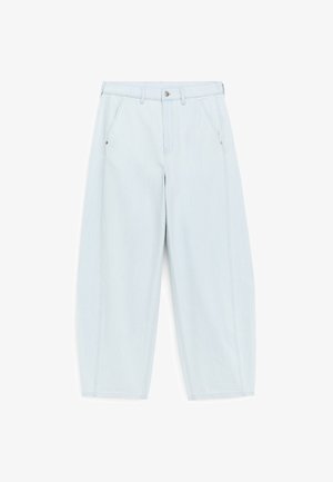 Pantalon bleu clair à taille haute, jambes larges, avec poches avant, passants de ceinture et fermeture à bouton.