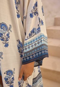 Next SPLICED LONGLINE KIMONO  - Viitta - blue white tile print