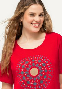 Ulla Popken EN A À COL ROND ET MANCHES COURTES MANDALA - Triko s potiskem - crimson
