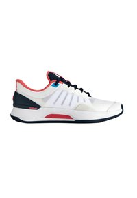Zapatilla deportiva blanca con detalles en rojo y azul marino, parte superior de malla, cierre de cordones, suela acolchada y un detalle rosado cerca del talón.
