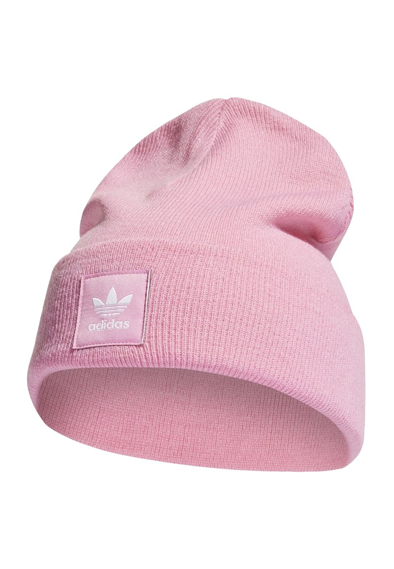 Ružová pletená čiapka s prehnutým okrajom, na prednej strane s bielou štvorcovou nášivkou loga adidas. Mäkká textúra s ribovaným vzorom.