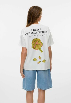 Hvid t-shirt med et kunstichokmotiv på ryggen, med teksten "Et hjerte som en artiskok. Jeg har et blad til alle." Casual pasform.