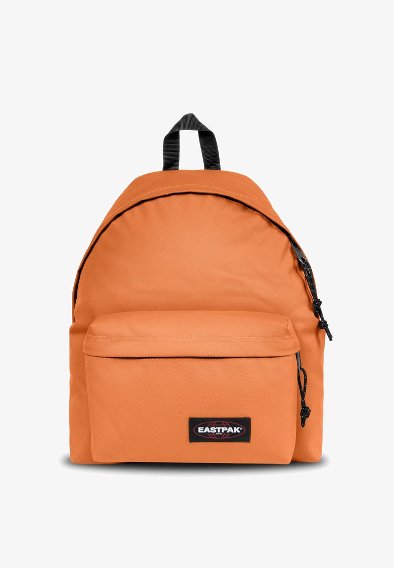 Sac à dos en tissu orange avec un sommet arrondi, poche avant zippée, accents noirs et une poignée de transport sur le dessus. Dispose d'un patch logo à l'avant.