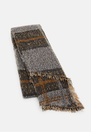 Écharpe tissée pliée avec bords à franges, présentant un motif à carreaux gris, noir et orange avec une texture mouchetée.