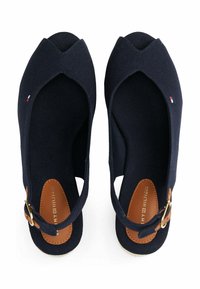 Marine canvas platte schoenen met een kruisontwerp, bruine leren accenten en een zijgesp. Geweven stof en ronde teenvorm.