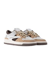 Sneaker con una combinazione di suede beige, marrone e grigio chiaro, con dettagli crema, linguetta etichettata e suola in gomma testurizzata.