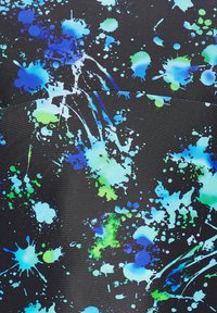 Abstrakt tygmönster med blå, gröna och svarta stänk på en mörk bakgrund, med varierande former och storlekar av färgfläckar.