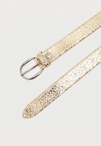 Curea din piele ecologică aurie cu un model de leopard, cataramă metalică rectangulară argintie și mai multe găuri pentru ajustarea mărimii.