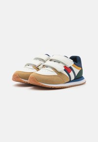 Sportschoenen met een combinatie van wit leer, tan suède en kleurrijke accenten. Klittenbandsluitingen, rubberen zool en een afgerond teenontwerp.