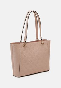 Vaaleanpunainen kangaskassi, jossa on kohokuvioitu kukkakuvio, kaksinkertaiset olkahihnat, kullanväriset metalliosat ja jämäkkä suorakulmainen muoto.