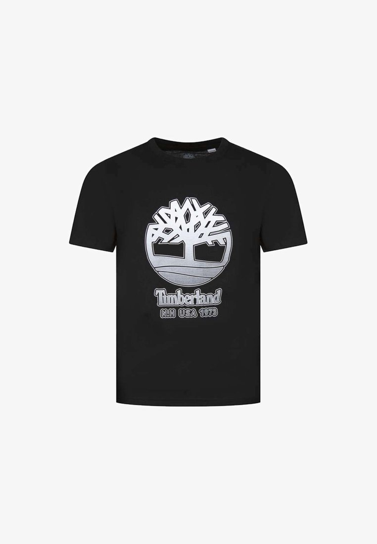 T-shirt en coton noir avec un graphique argenté représentant un logo d'arbre, accompagné du texte "Timberland" et "N.H. USA 1973" en dessous. Manches courtes et col rond.