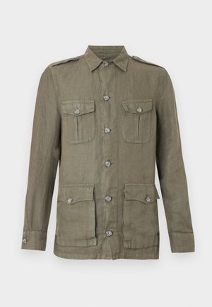 Chaqueta de manga larga color verde oliva con cierre de botones en el frente, dos bolsillos en el pecho y dos bolsillos inferiores con solapa. Confeccionada en tela texturizada con detalles de botones.