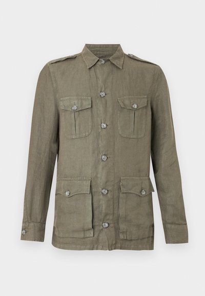 Χακί μακρυμάνικο σακάκι με μπροστινό κούμπωμα με κουμπιά, δύο τσέπες στο στήθος και δύο κάτω τσέπες με καπάκι. Κατασκευασμένο από υφασμα με ανάγλυφη υφή και διακοσμητικά κουμπιά.