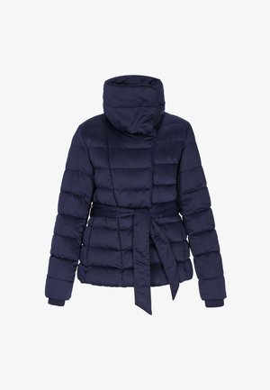 Tengerészkék puffermellény magas gallérral, gombos záródással és megkötős derékkal. Bordázott mandzsettákkal és steppelt részekkel a fokozott melegség érdekében.