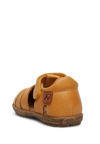 Brun lädersandal med öppna sidor, kardborremetod, strukturerad gummisula och en stickad design. Har en logotyp på baksidan.