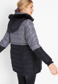 bonprix UMSTANDS BEDRUCKT - Cappotto invernale - schwarz grau