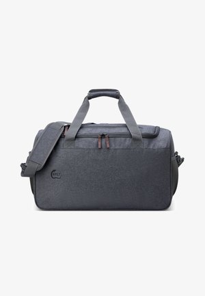 Graue Duffel Tasche aus strukturiertem Stoff, ausgestattet mit zwei Griffen, einem verstellbaren Schultergurt und zwei Reißverschlüssen oben. RPET-Logo an der Seite.