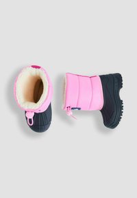Różowe wodoodporne buty śniegowe z miękką wyściółką z polaru, czarną gumową podeszwą i uchwytem do łatwego zakładania. Wypełniony pikowany design.
