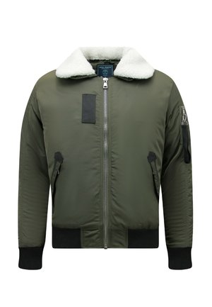 Olijfgroene bomberjack met witte fleece kraag, rits aan de voorkant, met rits afsluitbare zakken aan de voorkant en op de mouw, en zwarte geribbelde manchetten en zoom.
