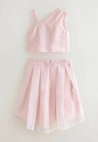 Conjunto de dos piezas que incluye un top de satén de un solo hombro y una falda plisada con capas en un suave tono rosa, con cierre de cremallera en la parte posterior.