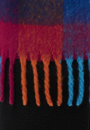 Vícebarevná vlněná šála v odstínech červené, oranžové, modré a černé. Výrazné třásně na okrajích s texturovaným povrchem.