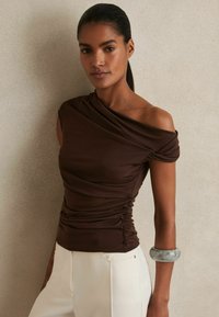 Reiss REGULAR FIT - RUCHED OFF-SHOULDER  - Bluse - chocolate brown