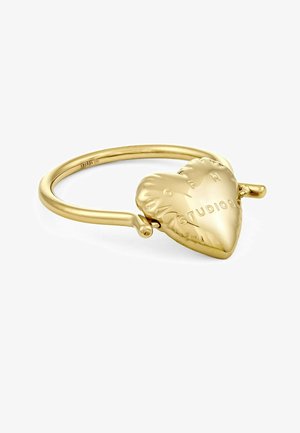 Goldenes Metallarmband mit einem herzförmigen Verschluss mit strukturiertem Oberflächen und eingraviertem Markennamen. Klassisches Armreifdesign mit glatter Oberfläche.