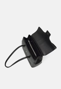 Crna kožna torba s glatkom teksturom, otvorenom preklopom, dvije duge ručke i unutarnjim džepom na zatvarač. Minimalistički dizajn s srebrnim hardverom.