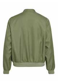Olivovo zelená bombarová bunda s hladkým textúrou látky, rebrovým lemom a spodným lemom. Má klasický golier a minimalistický dizajn.