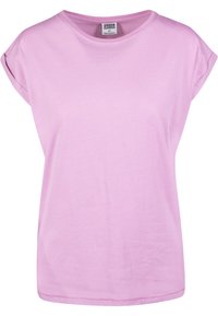 Camiseta de manga corta rosa hecha de algodón suave. Presenta un cuello redondo y mangas enrolladas, con una textura suave y un corte relajado.