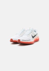 Nike Performance AIR ZOOM PEGASUS 41 EK - Apavi skriešanai pa asfaltu - white/black/pale ivory/dragon red/stadium green