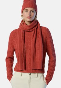 Roter Strickpullover mit Kabelstruktur, passendem Schal und Mütze. Verfügt über Rippdetails und eine lockere Passform mit langen Ärmeln.