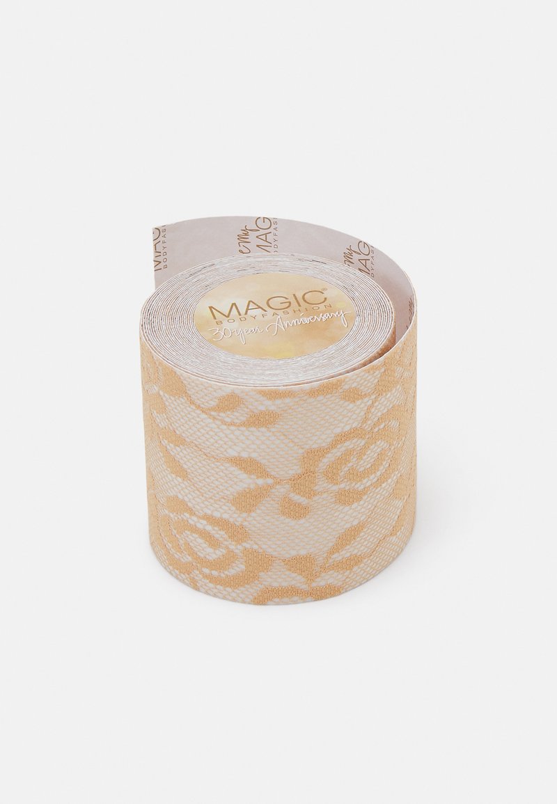 Traka od čipkastog modnog selotejpa u svijetlo bež boji, s cvjetnim čipkastim uzorkom. Oznaka glasi "MAGIC Bodyfashion 30. godišnjica."
