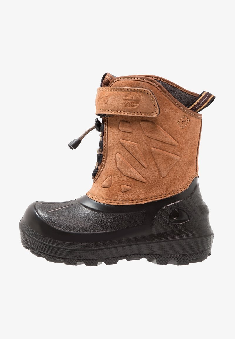 Botte d’hiver isolée enfant marron et noire, avec semelle texturée, sangle réglable et fermeture à lacet coulissant, conçue pour une utilisation extérieure sur la neige.