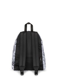 Mochila con estampado en blanco y negro, con correas acolchadas y un asa en la parte superior, que cuenta con un bolsillo con cremallera y una tela texturizada para mayor durabilidad.