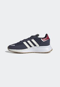 Mörkblå sneaker med vit tre-stripes design, texturerad tygöverdel, gummisula och vinröd accent på hälen.