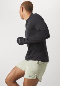 Nike Performance STRIDE - Kurze Sporthose - olive aura/dark stucco/silver
