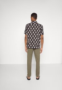 Levi's® CLASSIC CAMPER - Camisa - ocana ikat pirate black