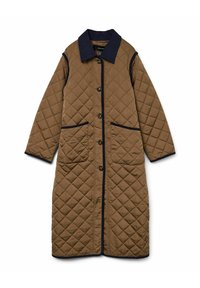 Manteau long matelassé marron avec des accents bleu marine, proposant un col, une fermeture à boutons et deux poches avant. Texture lisse et design classique.