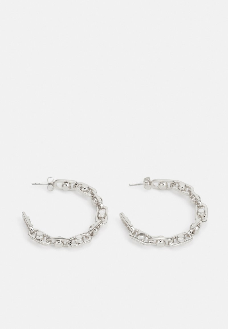 Orecchini a cerchio in argento con design a catena collegata. Presentano anelli circolari e ovali con una finitura lucida. Chiusura a perno.