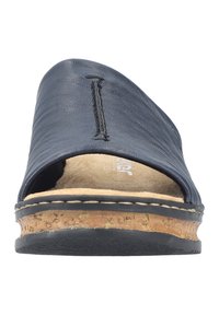 Sandale à glissière en cuir navy avec une large ouverture, une tige texturée et une semelle en liège avec une semelle en caoutchouc noir et des détails de couture visibles.