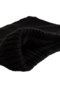 Črna pletena volnena nogavica z rebrastim robom, položena ravno z odprtino obrnjeno naprej na beli podlagi.