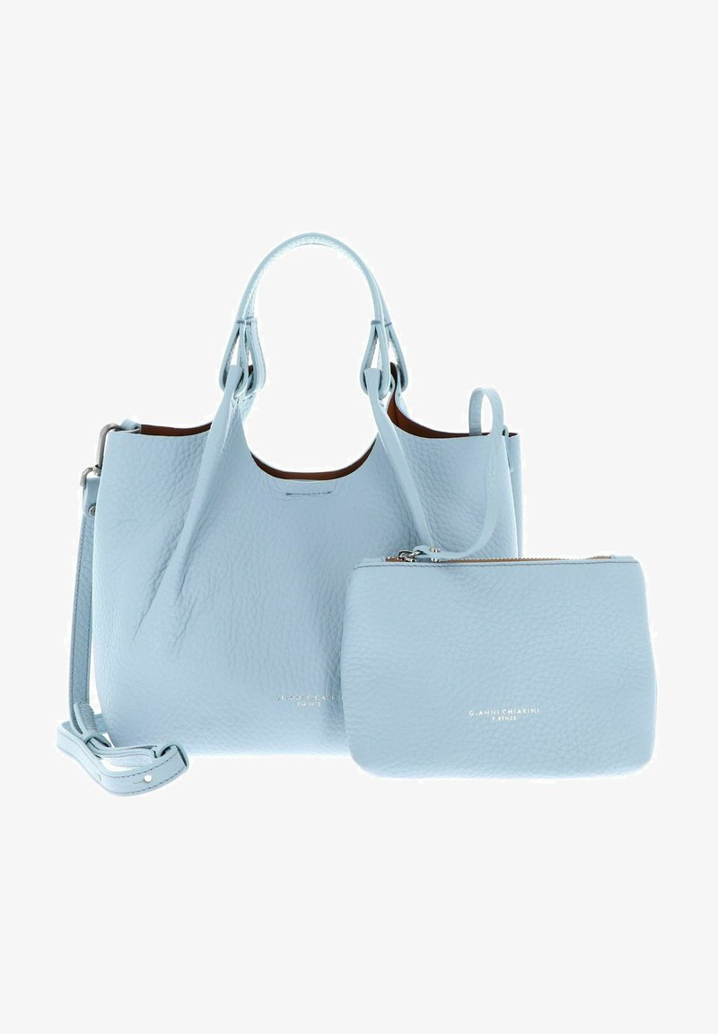 Lichtblauwe leren tote bag met gestructureerd oppervlak en twee handvatten, vergezeld van een kleine bijpassende pouch met een ritsluiting.