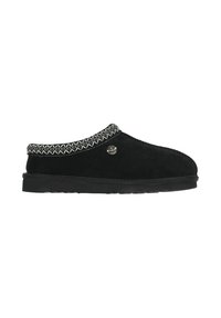 Sort ruskind slip-on sko med en tekstureret vævet kant og et rundt sølvlogo-detalje. Har en flad gummisål for komfort.