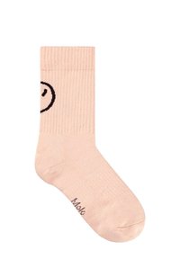 Ljusrosa bomullssocka med ribbad textur, prydd med en svart smiley-ansiktsdesign på sidan och en liten logotyp nära tån.