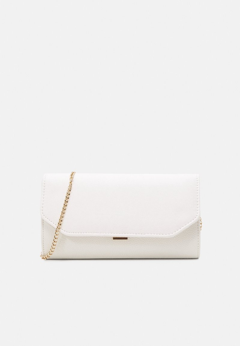 Pochette rectangulaire blanche avec rabat et bandoulière en chaîne dorée sur un fond clair uni.