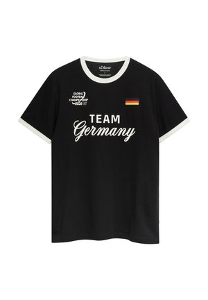 Czarna koszulka z białymi mankietami, napisem „Team Germany”, naszywką z flagą Niemiec i logo Mistrzostw Świata w Piłce Nożnej 2026 z przodu.